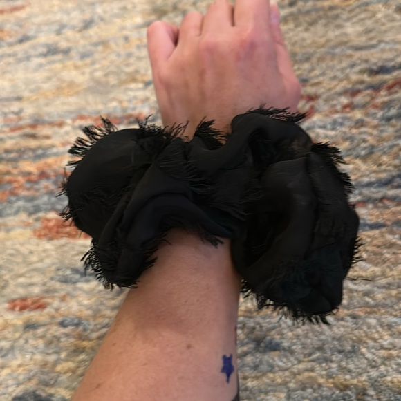 Kitsch Satin Brunch Scrunchie Softer than Silk Scrunchies for Hair(Frayed Black) - Picture 5 of 12